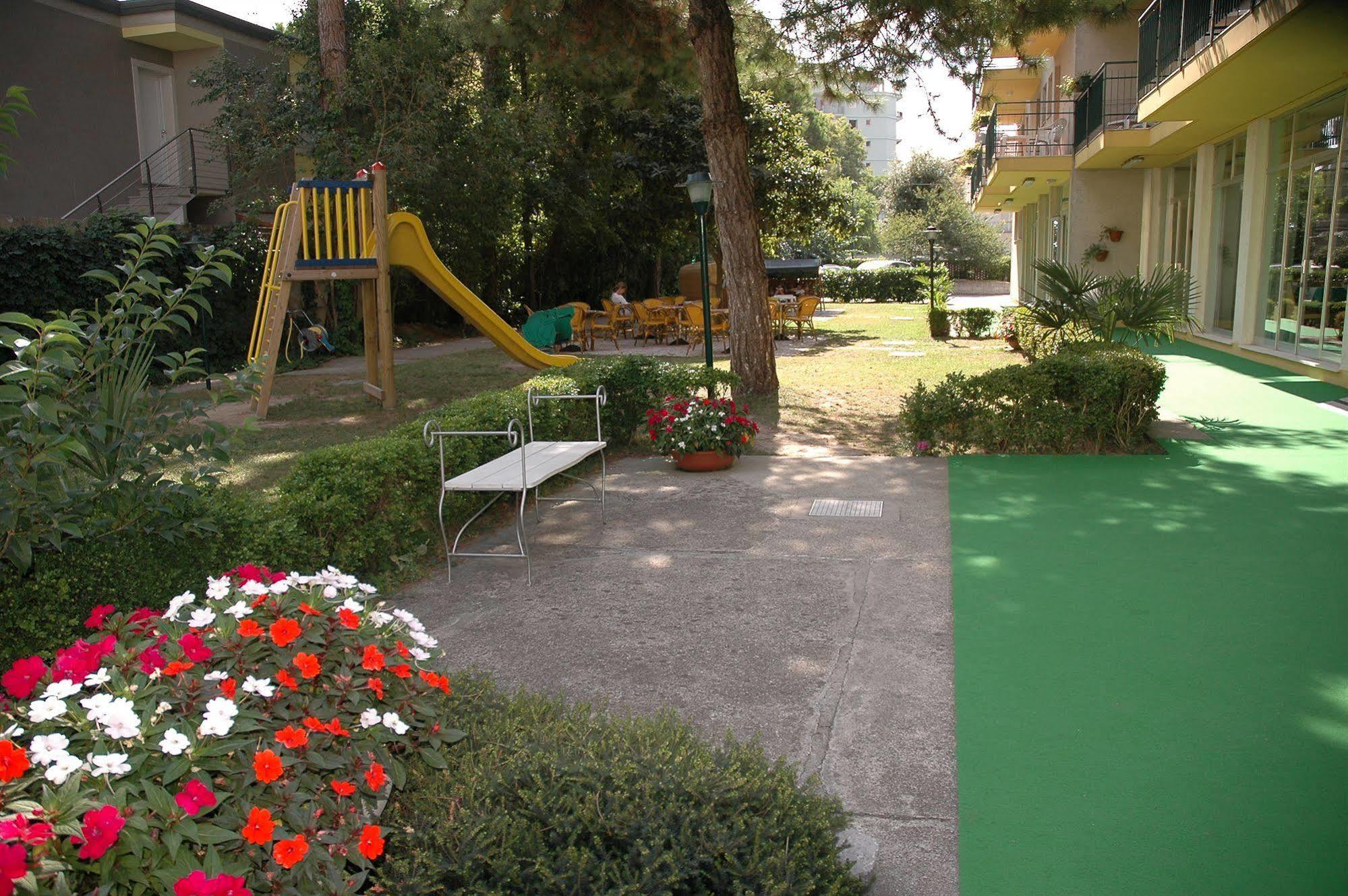 Hotel Adria Lignano Sabbiadoro Esterno foto
